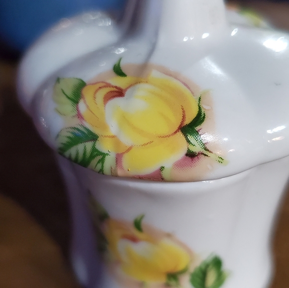 Vintage Hand painted Porcelain Yellow Rose Trinket box - Picture 3 of 9